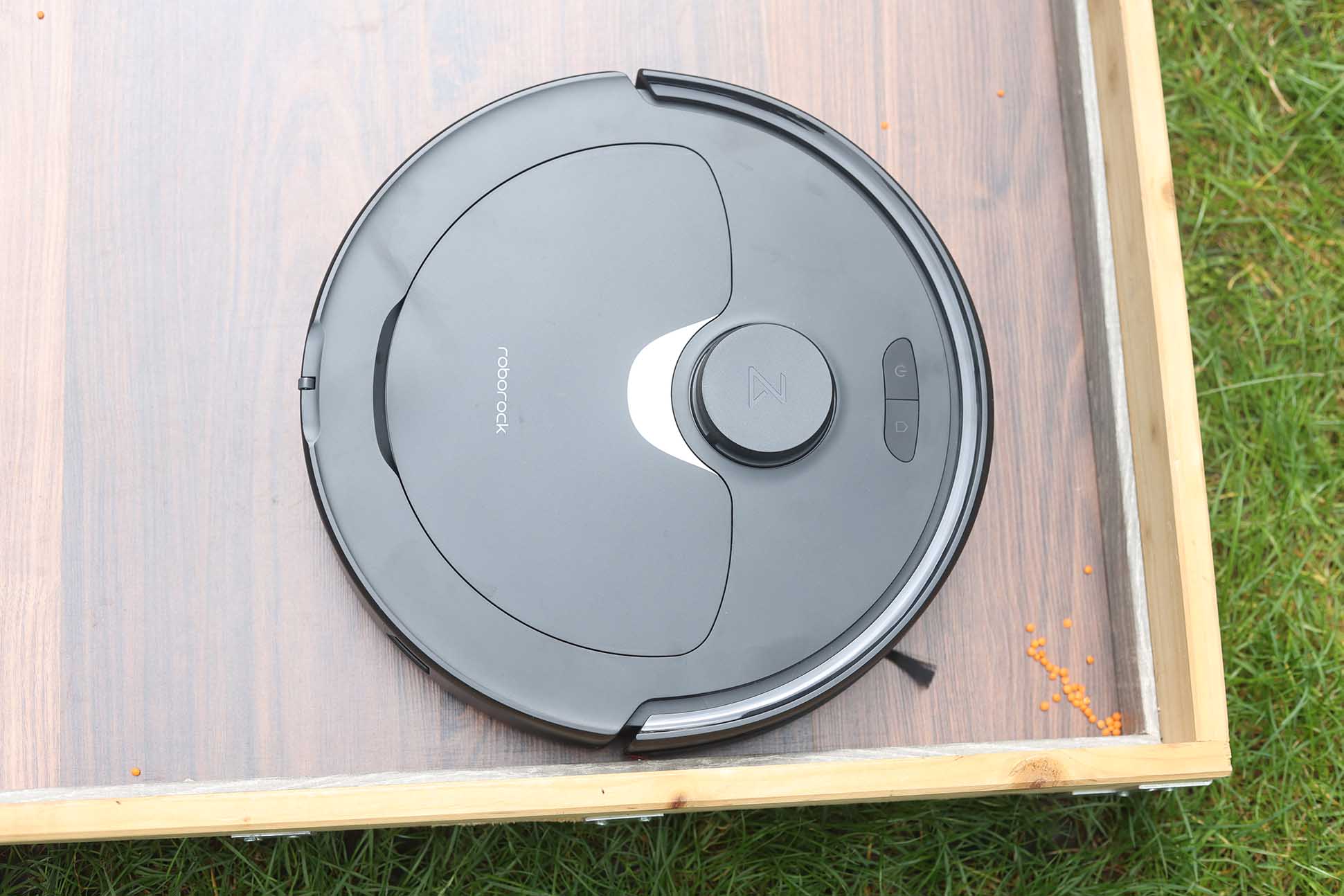 Der Roborock Q Revo saugt in einer Ecke.